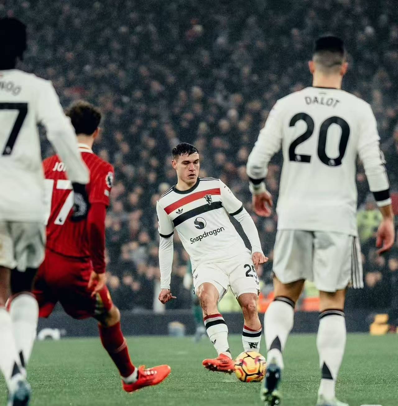 MANGUAN-今夜西汉姆防线松动——法国杯节点到来，压力陡增，更衣室氛围转暖的简单介绍