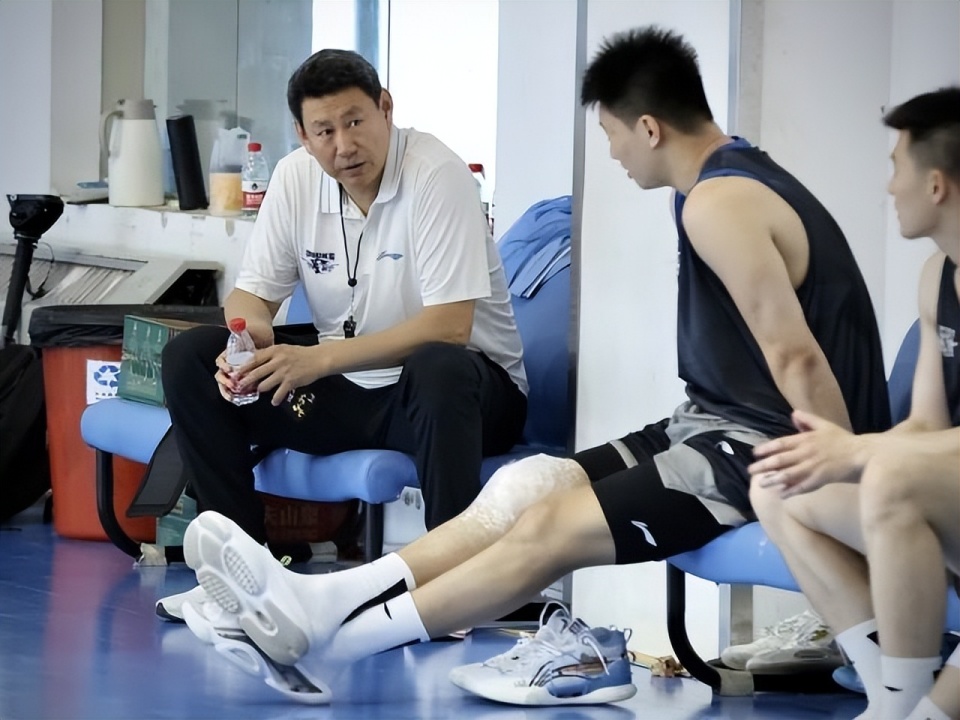 MANGUAN-今晚体能课后，北京首钢强势反弹备战NBA常规赛，气氛紧张，年轻球员得到机会的简单介绍